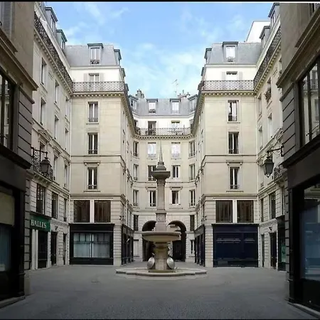 F - Louvre Museum - Shared Bathroom With Host Παρίσι