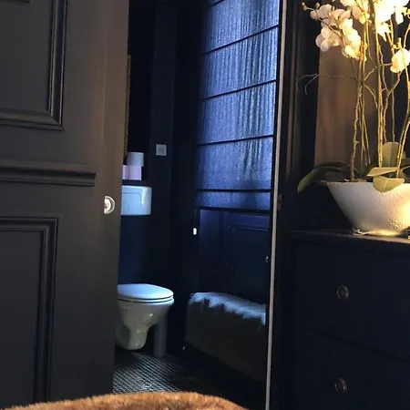 F - Louvre Museum - Shared Bathroom With Host