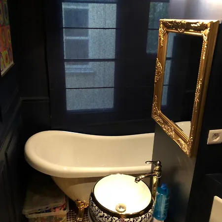 F - Louvre Museum - Shared Bathroom With Host *